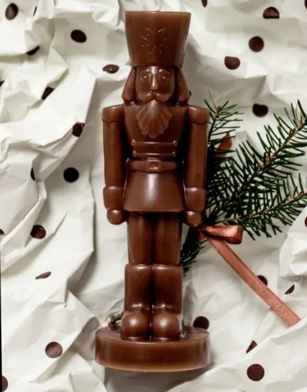 Dekokerze Nutcracker von HOMLA in Schokoladenbraun, 18,5 cm hohe Weihnachtskerze aus Paraffin in klassischer Nussknackerform mit nostalgischem und festlichem Design.