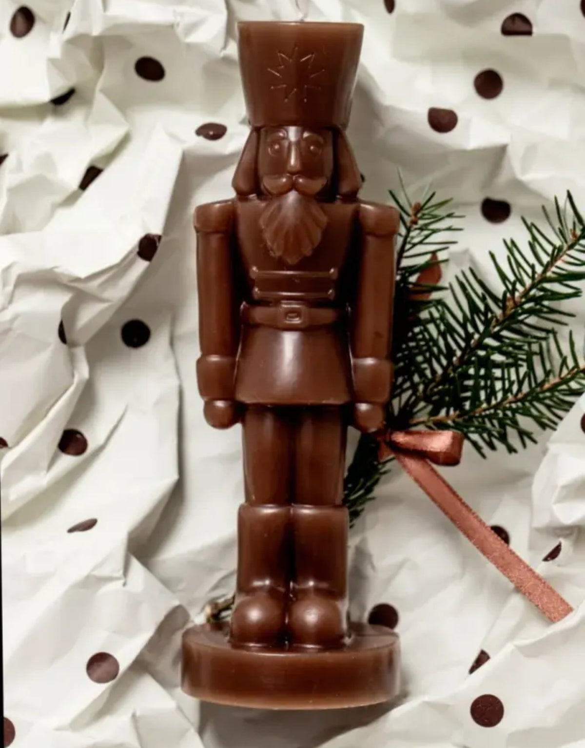 Dekokerze Nutcracker von HOMLA in Schokoladenbraun, 18,5 cm hohe Weihnachtskerze aus Paraffin in klassischer Nussknackerform mit nostalgischem und festlichem Design.