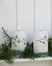 Laden Sie das Bild in den Galerie-Viewer, LED Advenzkerzen von Det Gamle Apotek – festliche Beleuchtung aus wax in weiss.
