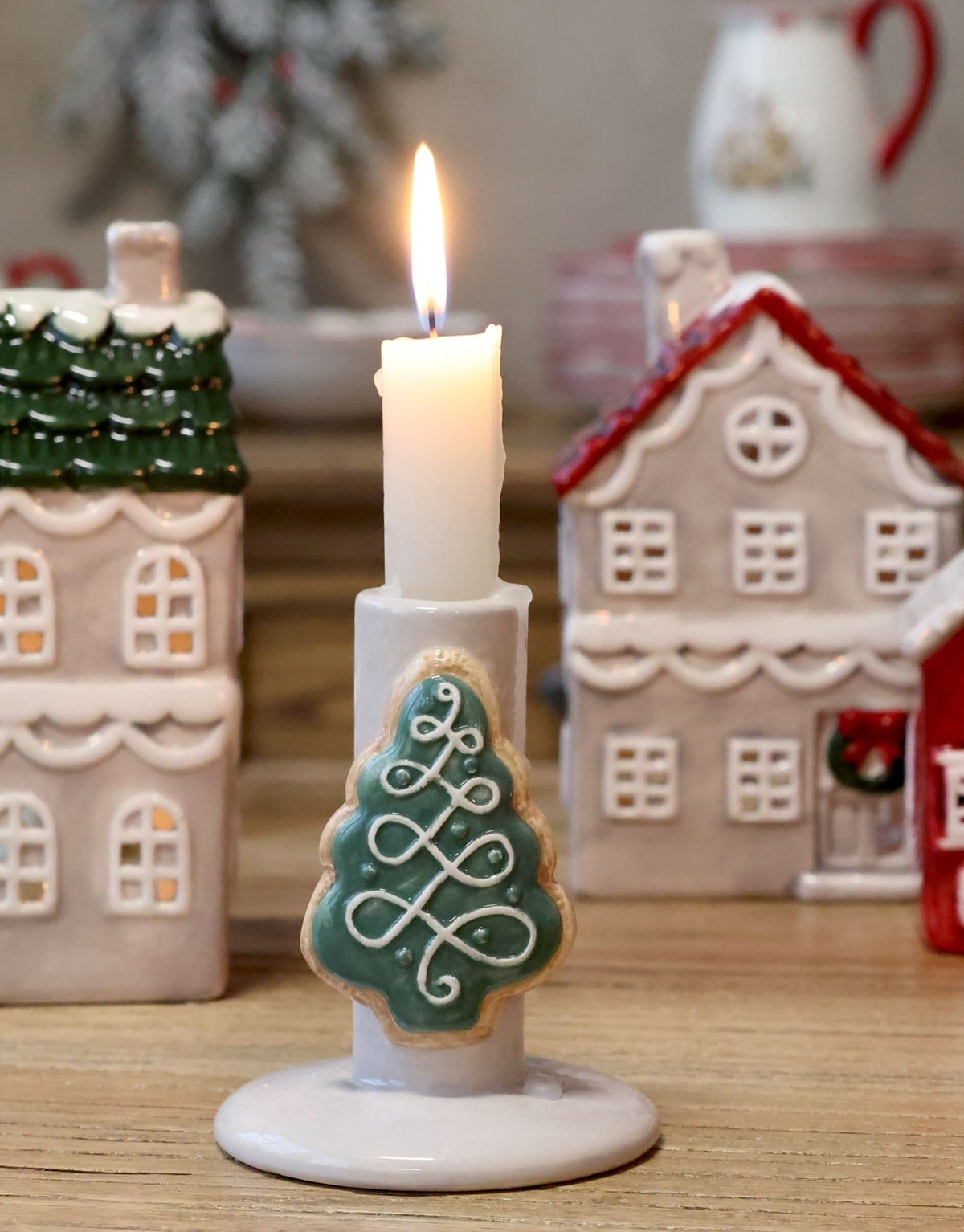 Cremefarbener Kerzenständer mit Weihnachtsbaum von Chic Antique aus handbemaltem Dolomit, 10 cm hoch.