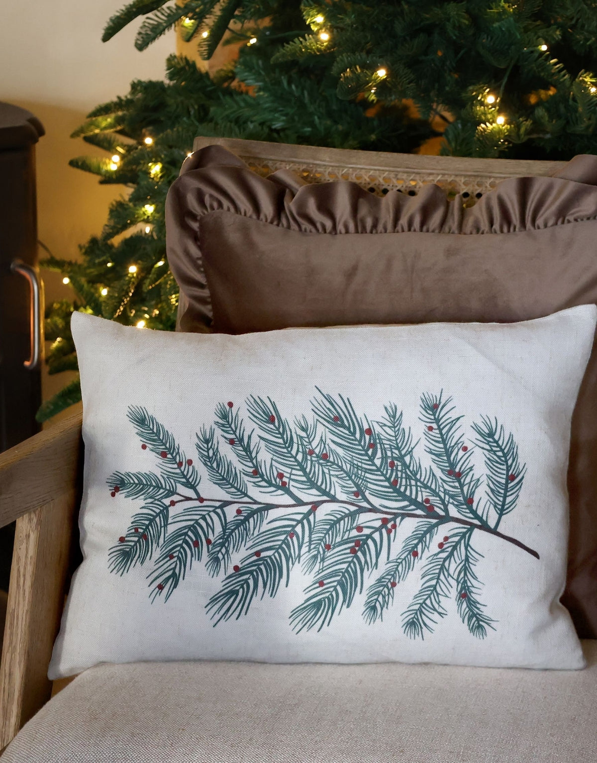 Dekorativer Aix Kissenbezug von Chic Antique mit winterlichem Tannenzweigmotiv aus Leinen und Polyester im Format 50 × 35 cm.
