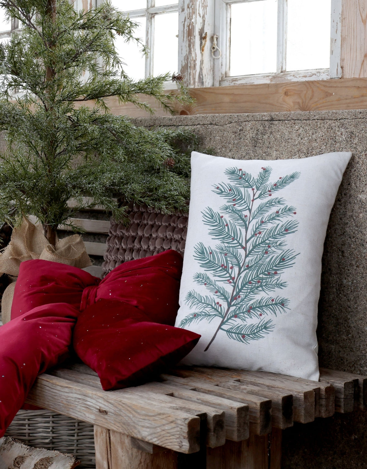 Dekorativer Aix Kissenbezug von Chic Antique mit winterlichem Tannenzweigmotiv aus Leinen und Polyester im Format 50 × 35 cm.