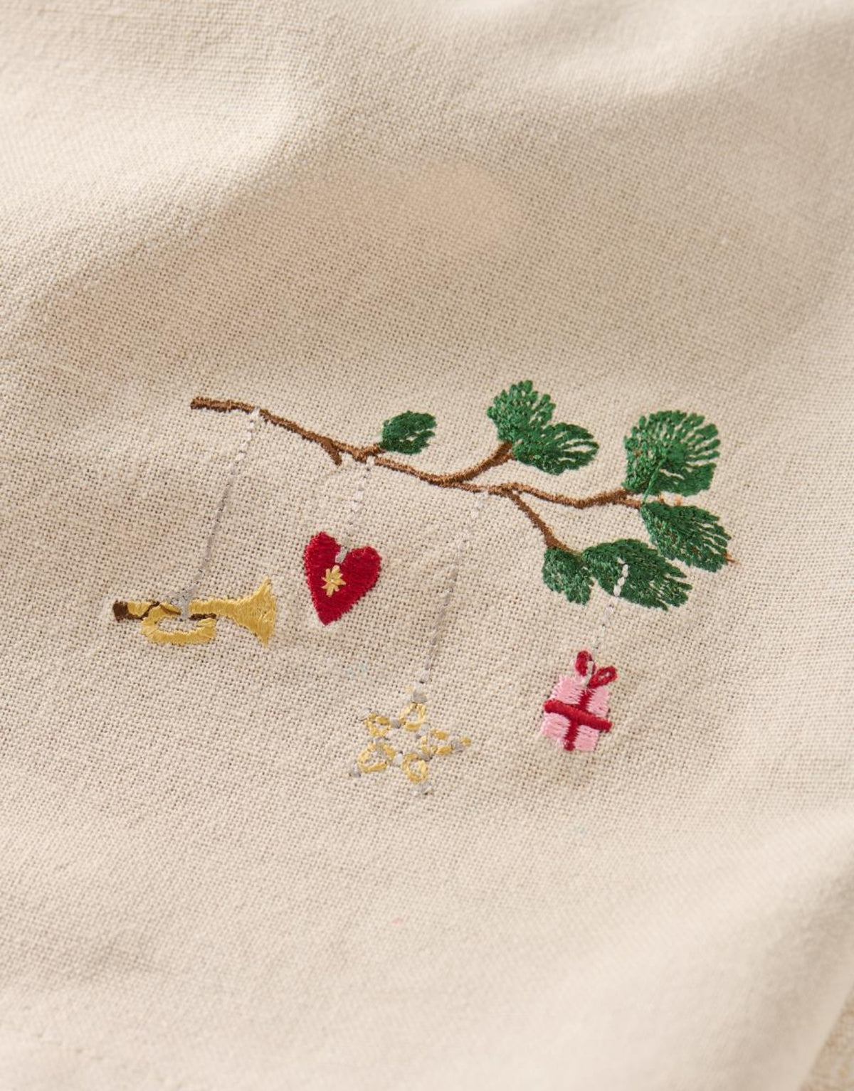 Leinenfarbene Stoffserviette Stillenat von Ib Laursen aus gewaschener Baumwolle mit feiner weihnachtlicher Stickerei in der Größe 40 × 40 cm.