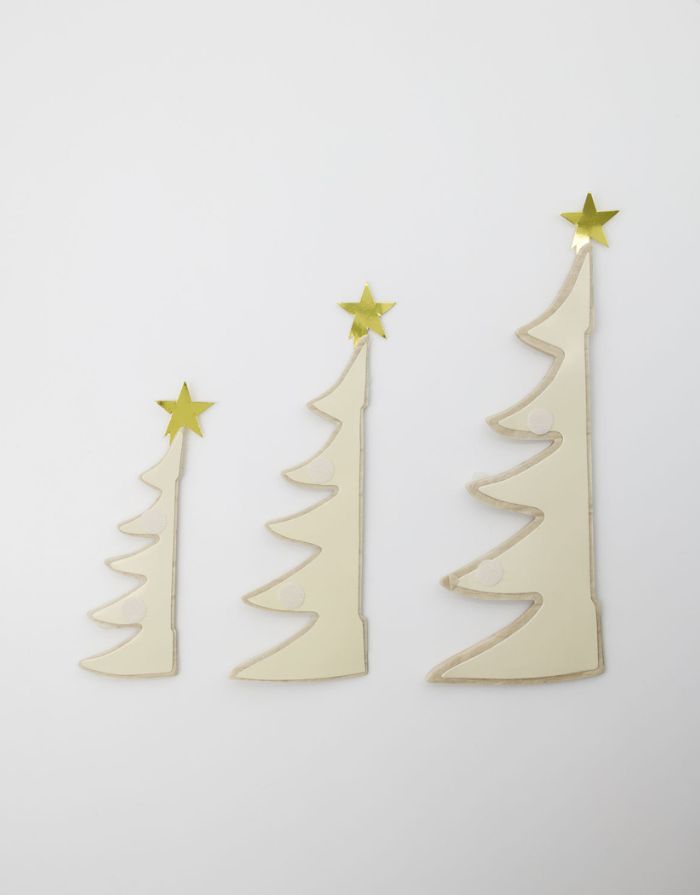 3er Papierbaum Set von House Doctor in Elfenbei mit goldener Stern Spitze zusammengefaltet