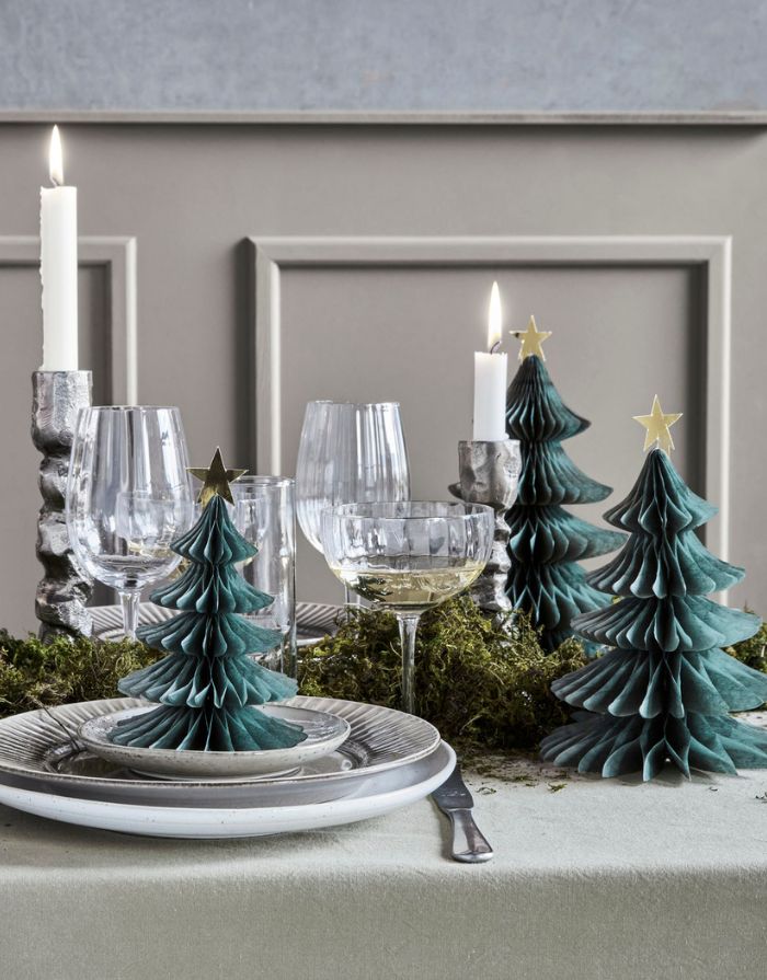 Papierbaum 3er Set Tree von House Doctor zum Hinstellen in Grün mit goldenem Stern als Spitze auf Weihnachtstafel