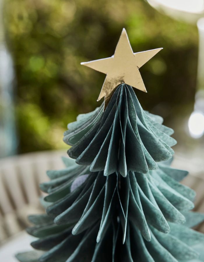 Papierbaum 3er Set Tree von House Doctor zum Hinstellen in Grün mit goldenem Stern als Spitze im Detail