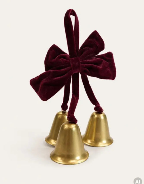 Weihnachtsanhänger Beelo von HOMLA in Gold, dekorative große Metallglocken mit festlicher Schleife im nostalgischen Weihnachtsdesign, 33 cm lang.