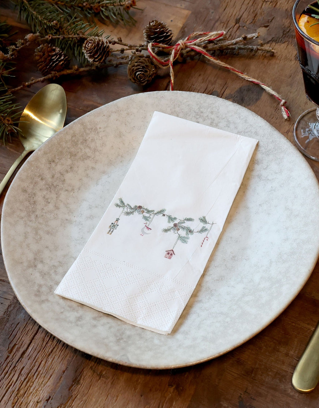Weihnachtsservietten mit Weihnachtsmotiv von Chic Antique in Weiß, dekorative Papierservietten mit kleinen weihnachtlichen Illustrationen in Rot-, Grün- und Naturtönen, 20 x 10 cm, 16 Stück.