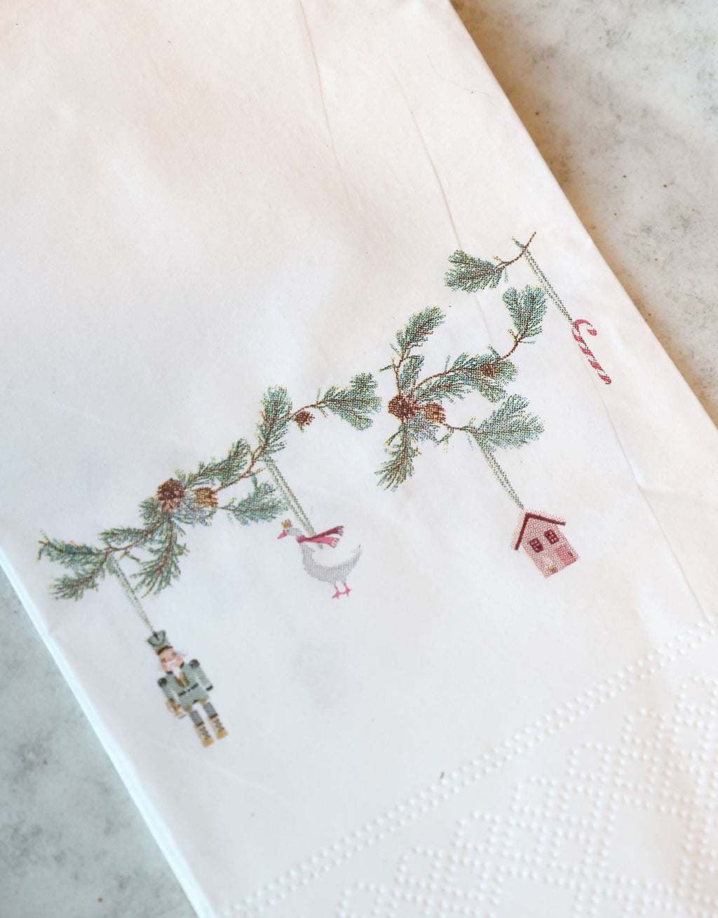 Weihnachtsservietten mit Weihnachtsmotiv von Chic Antique in Weiß, dekorative Papierservietten mit kleinen weihnachtlichen Illustrationen in Rot-, Grün- und Naturtönen, 20 x 10 cm, 16 Stück.