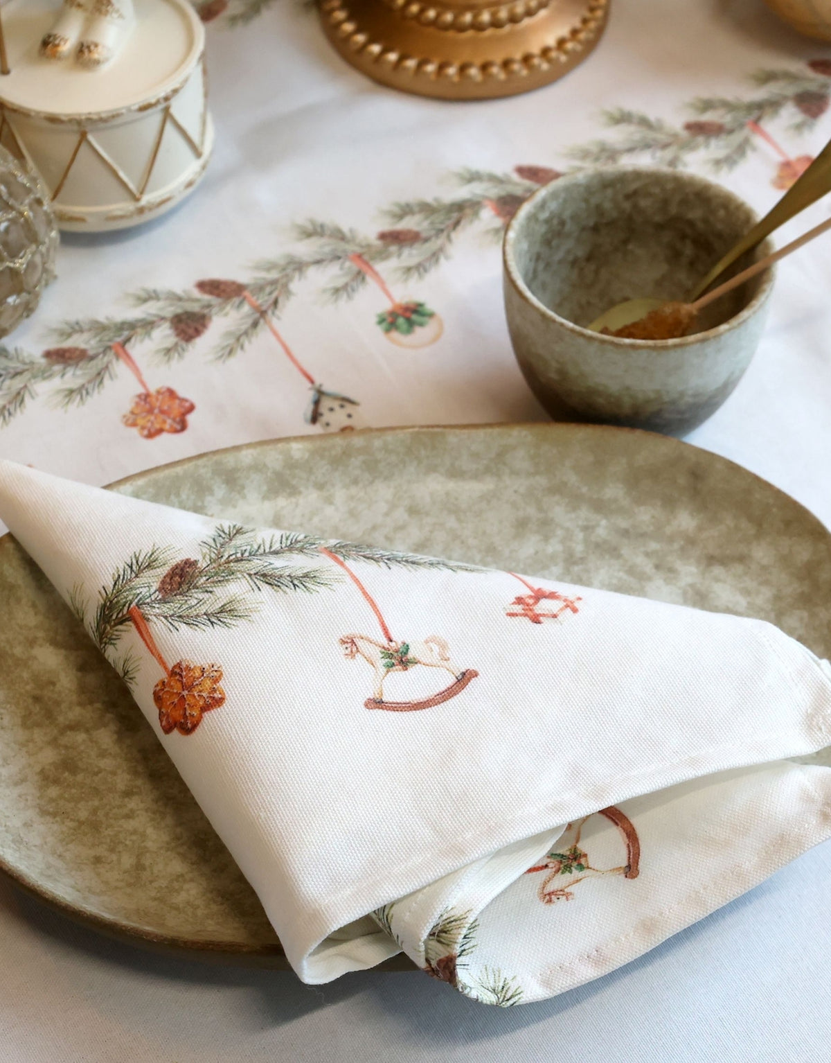 Cremefarbene Stoffserviette von Chic Antique aus Baumwolle mit dekorativem Girlandenmotiv im Format 40 × 40 cm.