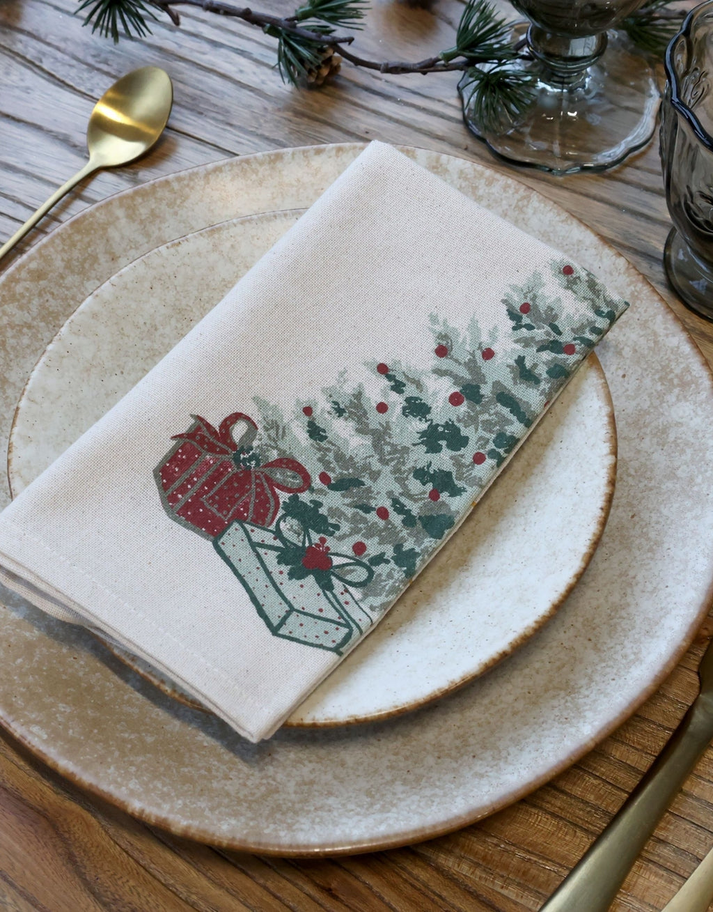Stoffserviette von Chic Antique in natürlicher Leinenfarbe mit weihnachtlichem Tannenbaummotiv aus Baumwolle im Format 40 × 40 cm.