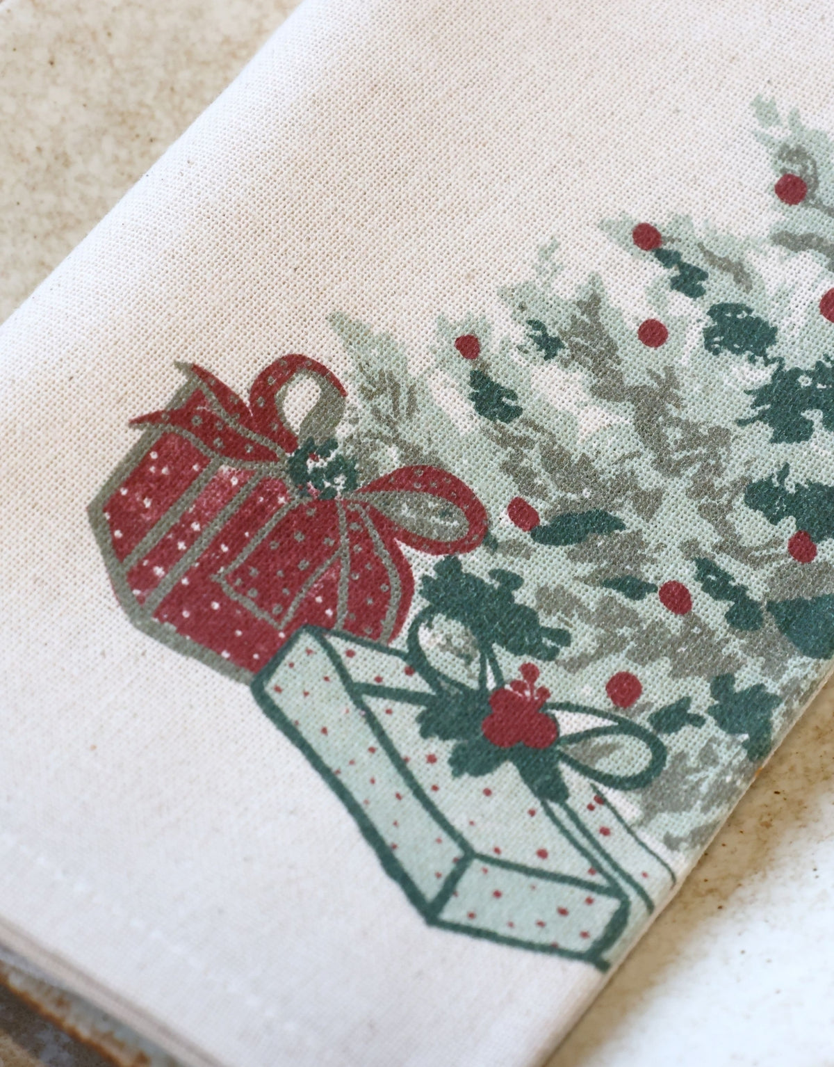 Stoffserviette von Chic Antique in natürlicher Leinenfarbe mit weihnachtlichem Tannenbaummotiv aus Baumwolle im Format 40 × 40 cm.
