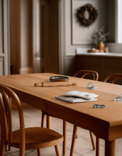 Laden Sie das Bild in den Galerie-Viewer, Topflappen Christmas Fable Beige von Kähler mit besticktem Mistelzweig-Motiv, 22x22 cm, recycelte Baumwolle und Polyester, festliches Design in Beige.
