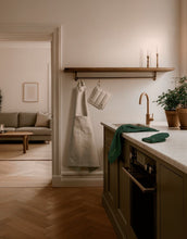 Laden Sie das Bild in den Galerie-Viewer, Topflappen Christmas Fable Beige von Kähler mit besticktem Mistelzweig-Motiv, 22x22 cm, recycelte Baumwolle und Polyester, festliches Design in Beige.
