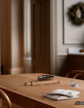 Laden Sie das Bild in den Galerie-Viewer, Topflappen Christmas Fable Beige von Kähler mit besticktem Mistelzweig-Motiv, 22x22 cm, recycelte Baumwolle und Polyester, festliches Design in Beige.
