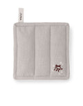 Topflappen Christmas Fable Beige von Kähler mit besticktem Mistelzweig-Motiv, 22x22 cm, recycelte Baumwolle und Polyester, festliches Design in Beige.