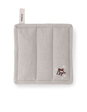 Laden Sie das Bild in den Galerie-Viewer, Topflappen Christmas Fable Beige von Kähler mit besticktem Mistelzweig-Motiv, 22x22 cm, recycelte Baumwolle und Polyester, festliches Design in Beige.
