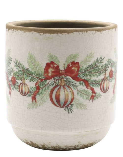 Übertopf Weihnachtskugel und Schleife von Chic Antique in Creme, dekorativer Blumentopf aus Steingut mit roten Schleifen, Weihnachtskugeln und Tannenzweigen im nostalgischen Vintage-Stil, 13,5 cm hoch.