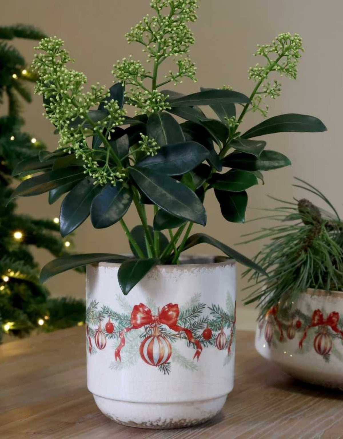 Übertopf Weihnachtskugel und Schleife von Chic Antique in Creme, dekorativer Blumentopf aus Steingut mit roten Schleifen, Weihnachtskugeln und Tannenzweigen im nostalgischen Vintage-Stil, 13,5 cm hoch.