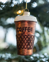 Laden Sie das Bild in den Galerie-Viewer, Weihnachtsanhänger Coffee von Det Gamle Apotek – festliche Dekoration aus glass in braun.
