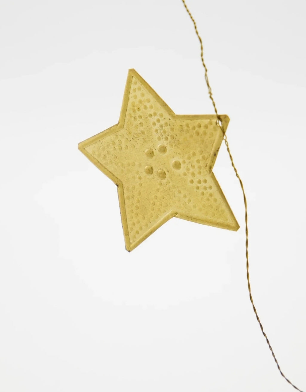 Goldfarbene Girlande Stars von House Doctor mit filigranen Sternen aus Messing und Eisen im Antikmessing Finish, 200 cm lang im Detail
