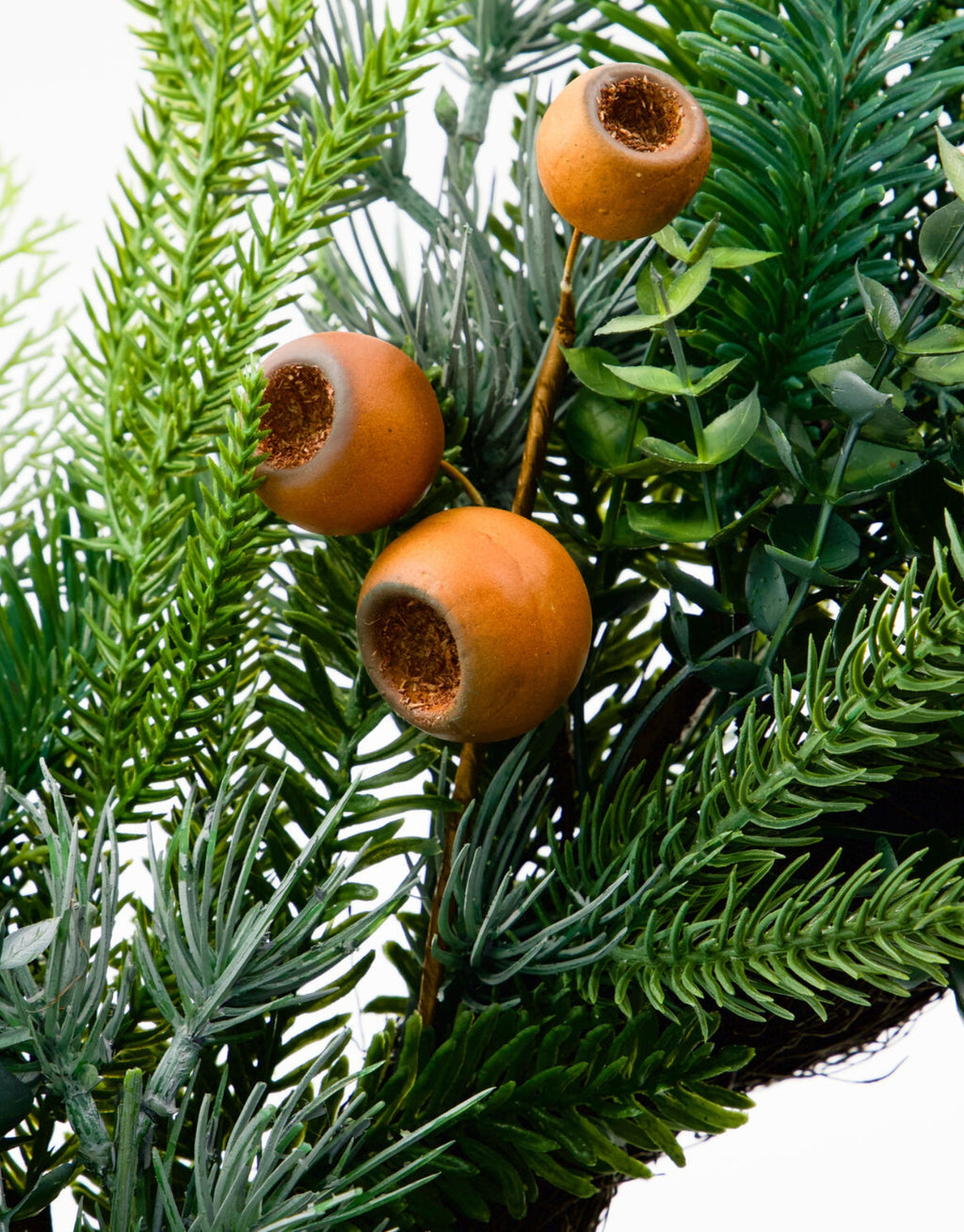 Weihnachtskranz Deco von House Doctor in Grün, 68 cm großer künstlicher Weihnachtskranz mit üppigen tiefgrünen Zweigen, dekorativen Fichtenzapfen und stabilem Eisenrahmen im Detail 