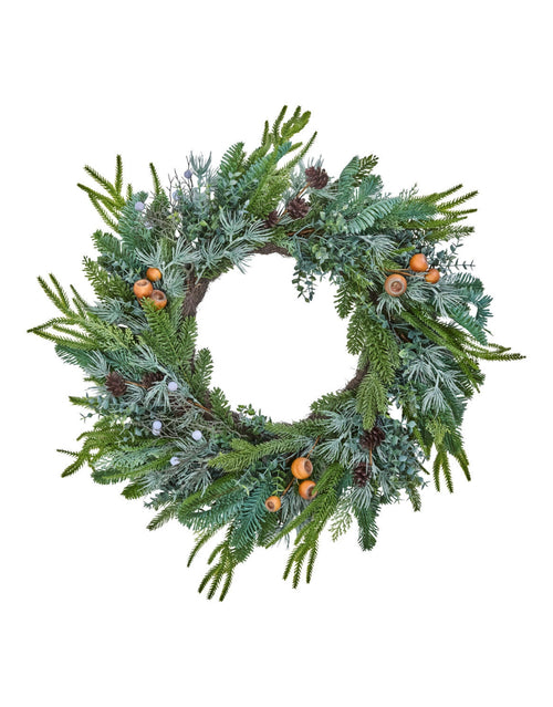 Weihnachtskranz Deco von House Doctor in Grün, 68 cm großer künstlicher Weihnachtskranz mit üppigen tiefgrünen Zweigen, dekorativen Fichtenzapfen und stabilem Eisenrahmen als Freisteller 