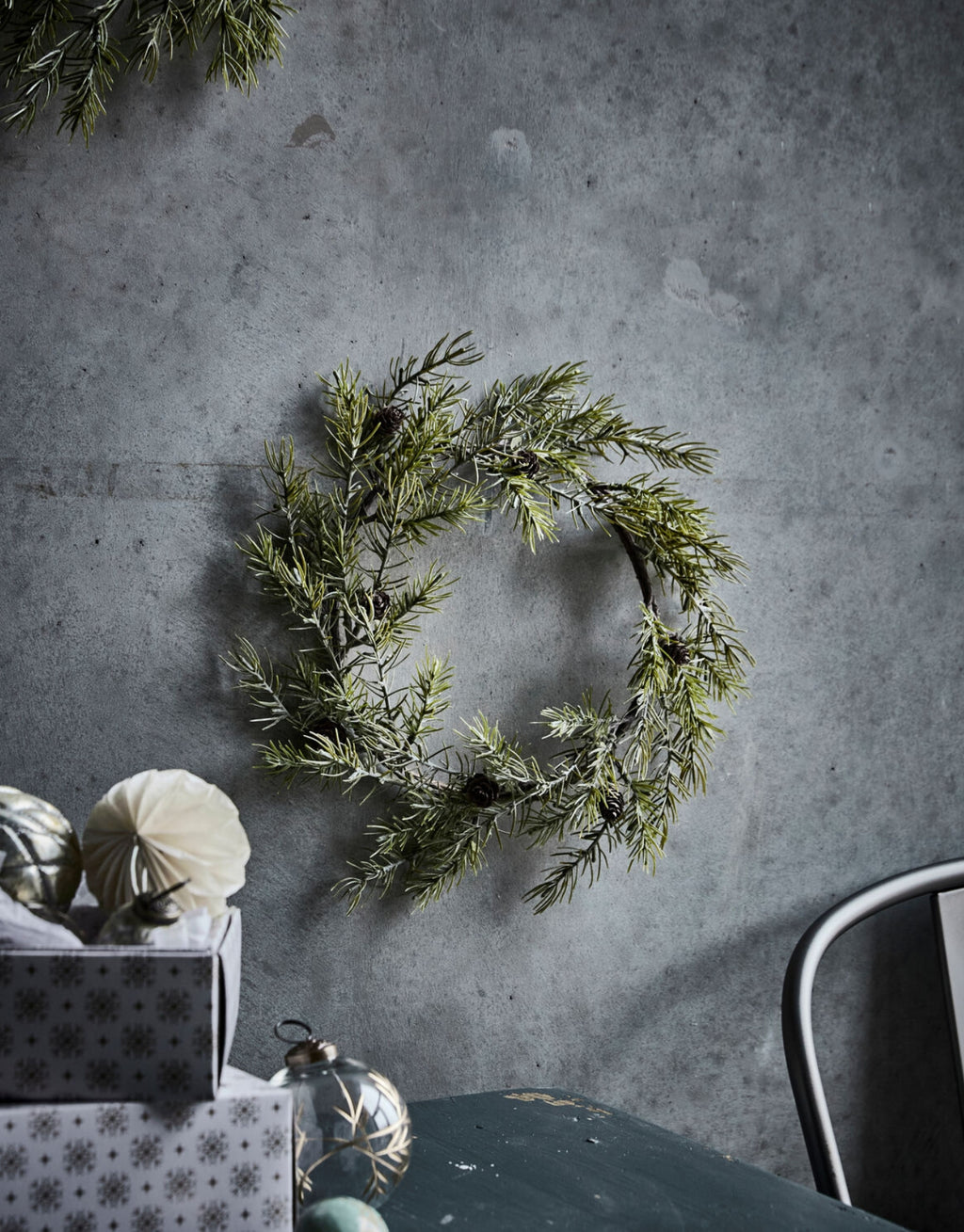 Weihnachtskranz Frost von House Doctor in Grün, 35 cm großer künstlicher Tannenkranz mit naturgetreuem Grün und dekorativen Tannenzapfen für eine festliche Weihnachtsdekoration an einer Wand