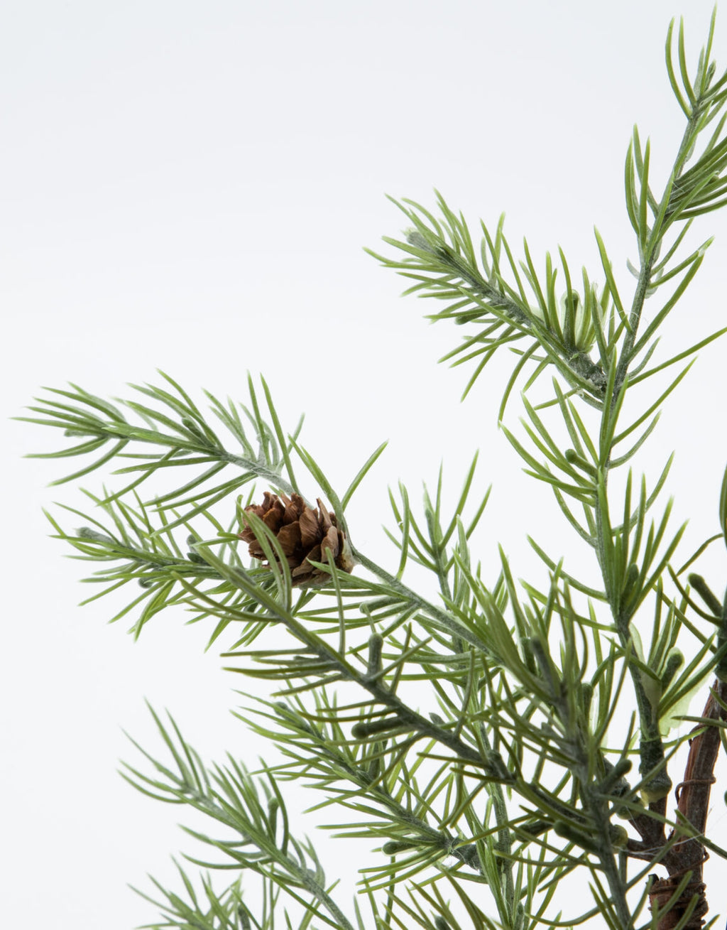 Weihnachtskranz Frost von House Doctor in Grün, 35 cm großer künstlicher Tannenkranz mit naturgetreuem Grün und dekorativen Tannenzapfen für eine festliche Weihnachtsdekoration im Detail
