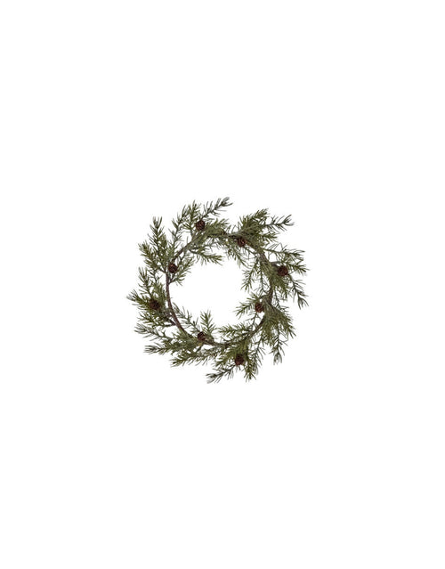 Weihnachtskranz Frost von House Doctor in Grün, 35 cm großer künstlicher Tannenkranz mit naturgetreuem Grün und dekorativen Tannenzapfen für eine festliche Weihnachtsdekoration als Freisteller