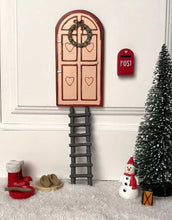 Laden Sie das Bild in den Galerie-Viewer, Mailbox von Det Gamle Apotek – Zubehör für Wichteltüren aus polyresin in rot.
