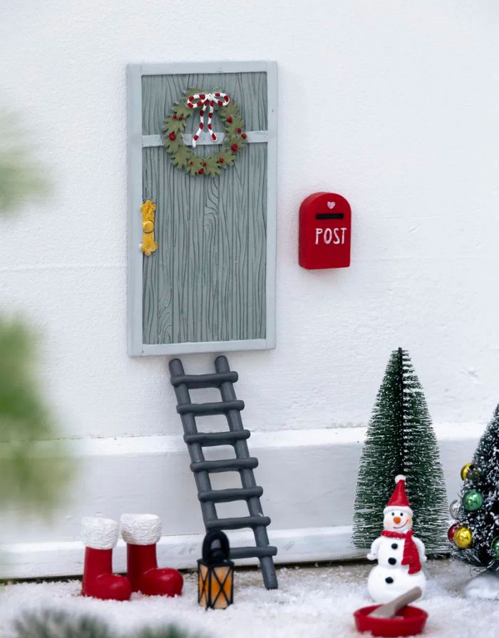 Mailbox von Det Gamle Apotek – Zubehör für Wichteltüren aus polyresin in rot.