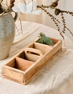 Große Aufbewahrungsbox aus Holz von Ib Laursen mit vier Fächern und Griff in der Mitte.