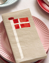 Laden Sie das Bild in den Galerie-Viewer, Papierserviette mit dänischer Flagge auf Flaggenmast, perfekt für festliche Tischdekoration.
