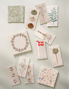 Papierserviette mit Blumenmotiv in Blau und Terrakotta, perfekt für elegante Tischdekorationen.