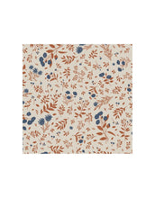 Laden Sie das Bild in den Galerie-Viewer, Papierserviette mit Blumenmotiv in Blau und Terrakotta, perfekt für elegante Tischdekorationen.
