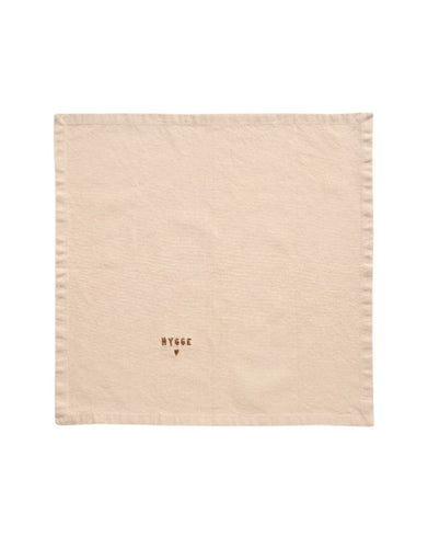 Stoffserviette in Beige mit „Hygge“-Schriftzug von Ib Laursen.