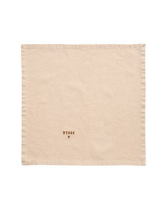 Stoffserviette in Beige mit „Hygge“-Schriftzug von Ib Laursen.