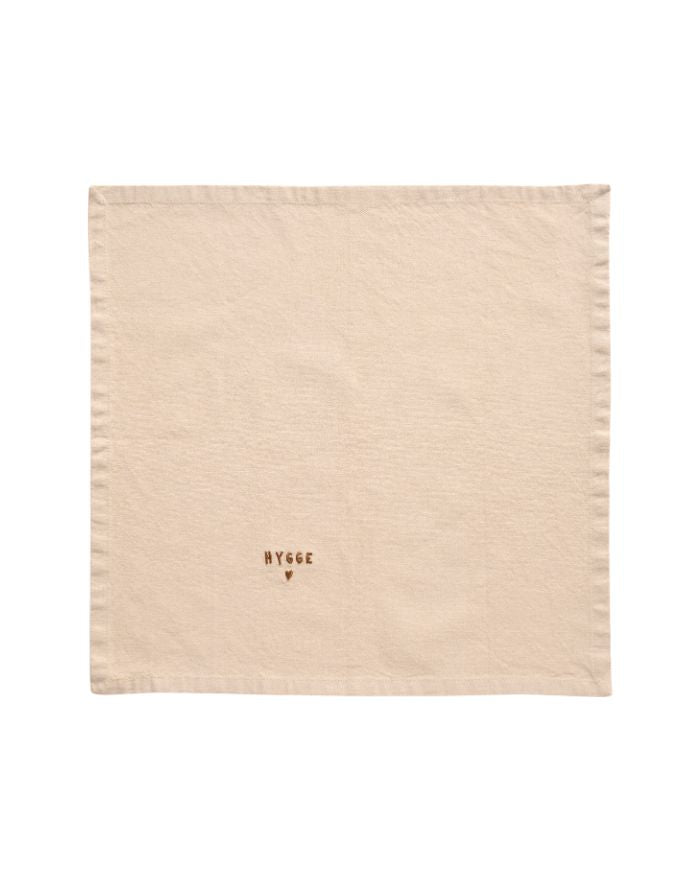 Stoffserviette in Beige mit „Hygge“-Schriftzug von Ib Laursen.