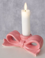 Laden Sie das Bild in den Galerie-Viewer, Pinker Kerzenhalter aus glasiertem Steinzeug in Schleifenform von Boltze.
