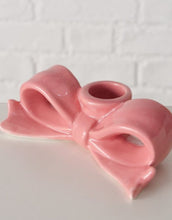 Laden Sie das Bild in den Galerie-Viewer, Pinker Kerzenhalter aus glasiertem Steinzeug in Schleifenform von Boltze.

