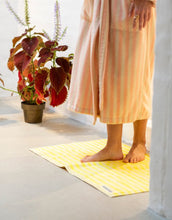 Laden Sie das Bild in den Galerie-Viewer, Badematte Naram I Pristine &amp; Neon Yellow
