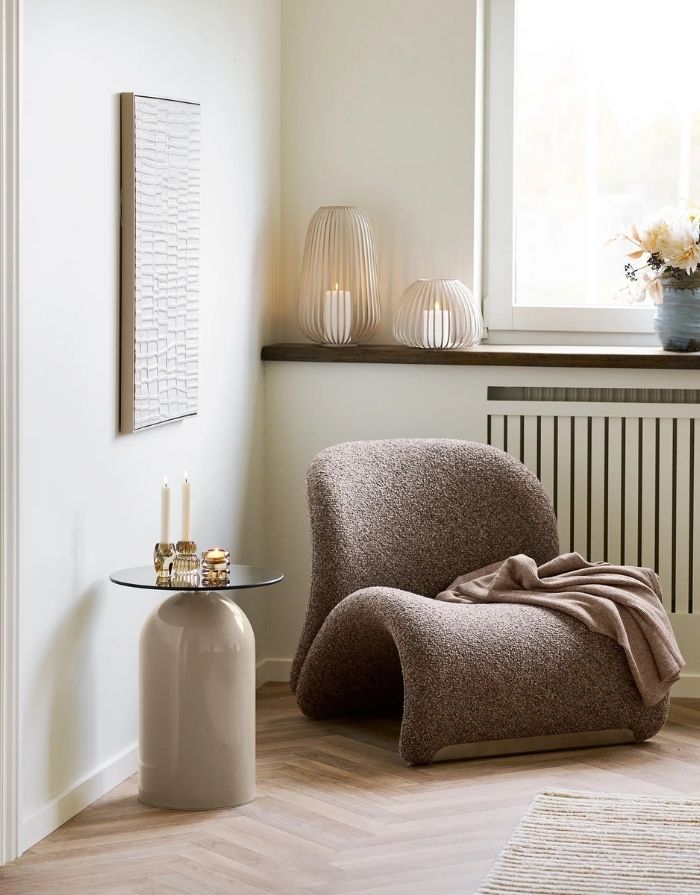 Hellblaue Keramikvase von House Nordic mit bauchiger Form und dekorativer Oberfläche vor einem Fenster 