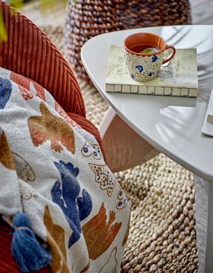 Anniversary Decke von Bloomingville in Beige mit botanischen und floralen Motiven in Blau und Braun sowie großen blauen Quasten, 160 × 130 cm au feinem Stuhl