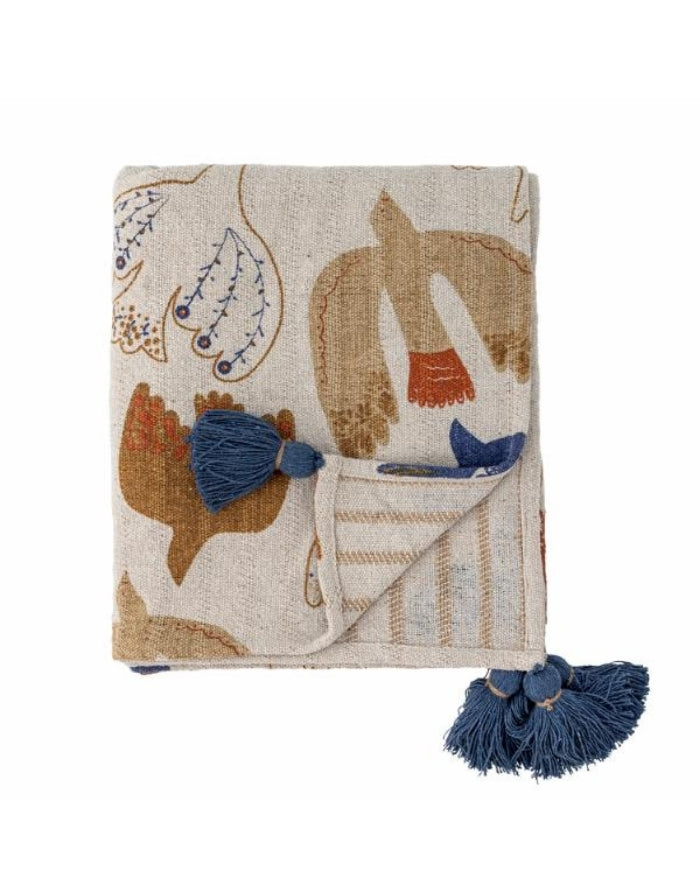 Anniversary Decke von Bloomingville in Beige mit botanischen und floralen Motiven in Blau und Braun sowie großen blauen Quasten, 160 × 130 cm als Freisteller