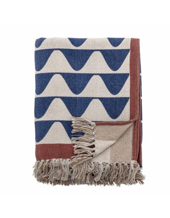 Bunte Decke Rimme von Creative Collection by Bloomingville mit blauem Wellenmuster, roten und beigen Akzenten und Fransen, 160 × 130 cm.