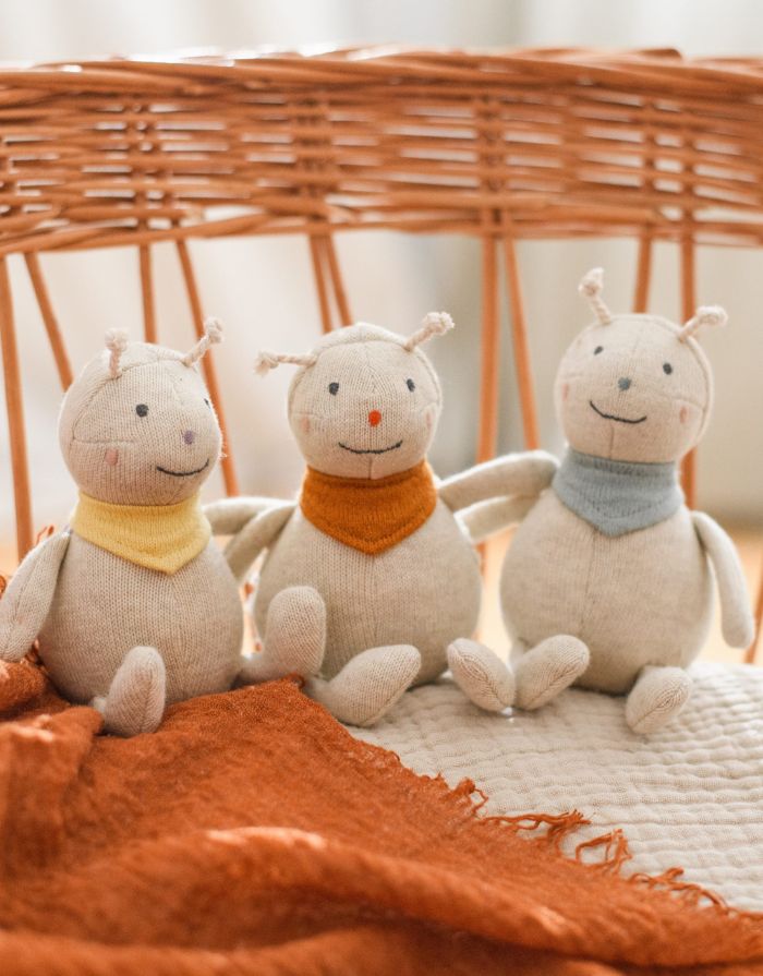 Babyrassel Marienkäfer I Creme/Rostrot/Bouclé