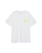 Laden Sie das Bild in den Galerie-Viewer, Boyfriend T-Shirt Good Karma Club I White/Lime
