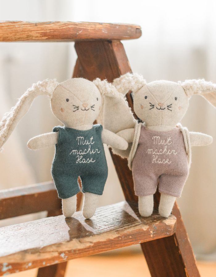 Stofftier Hase Mutmacher I Flieder mit Rucksack
