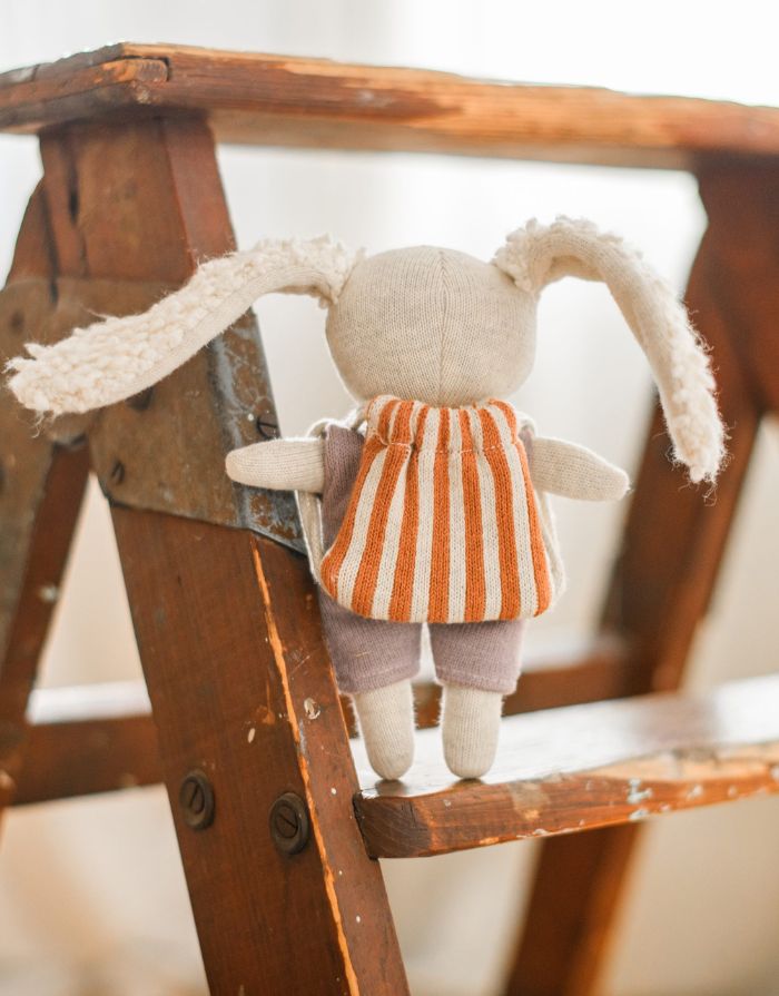 Stofftier Hase Mutmacher I Flieder mit Rucksack